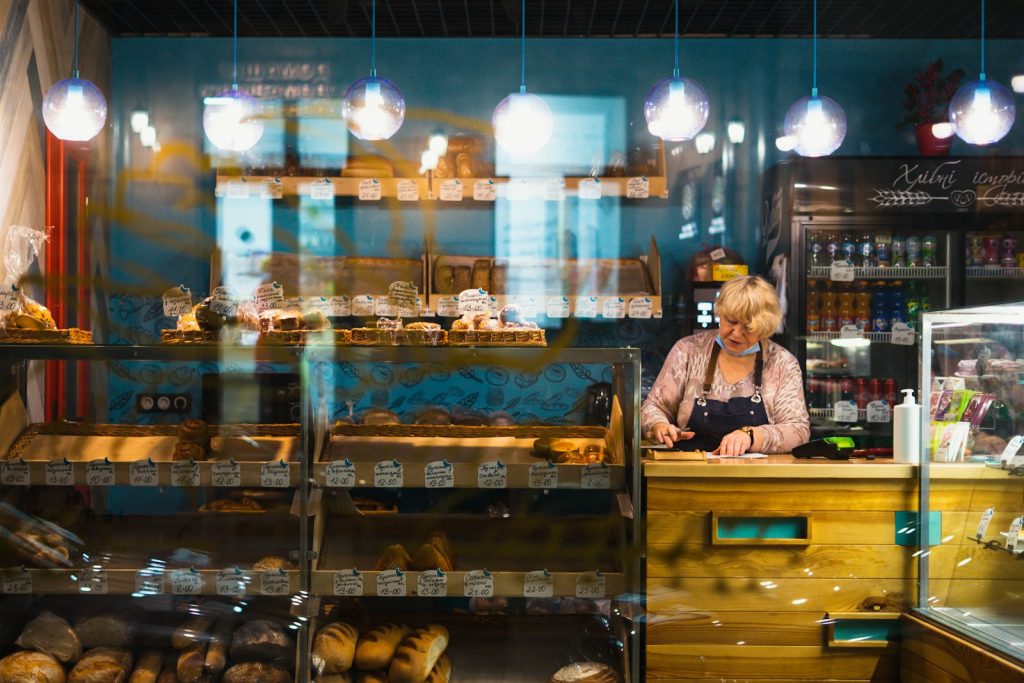 Boulangère derrière le comptoir de sa boutique