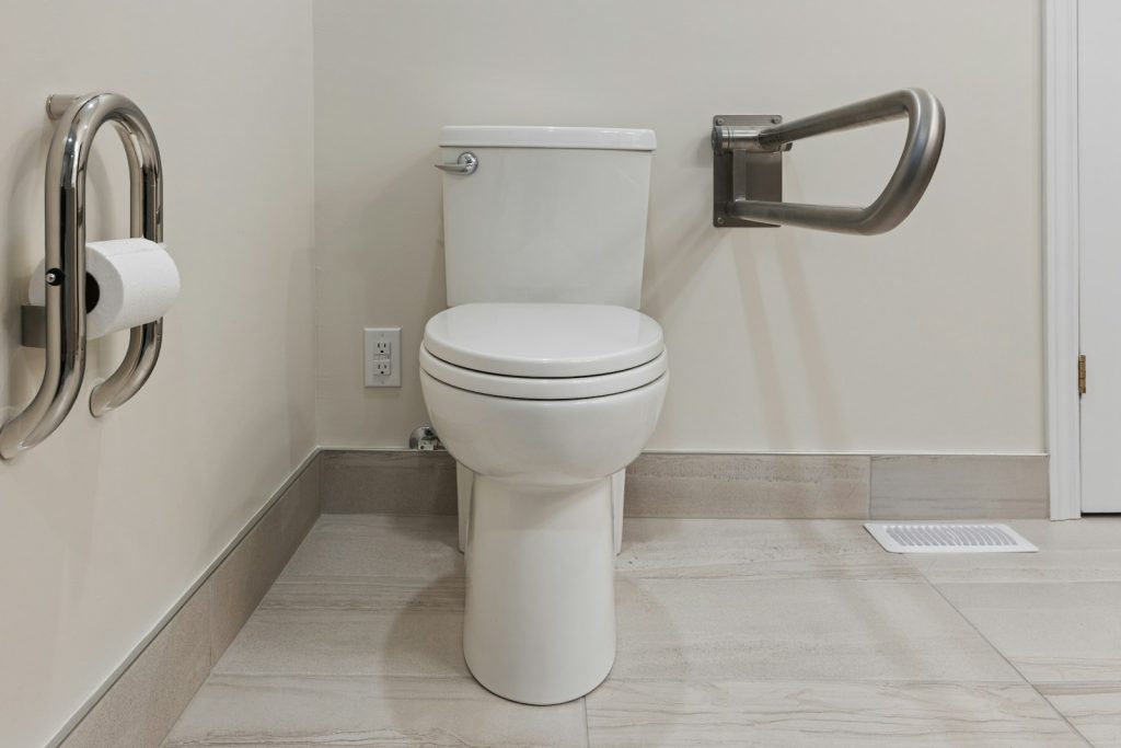 Toilettes équipées de barres d’appui