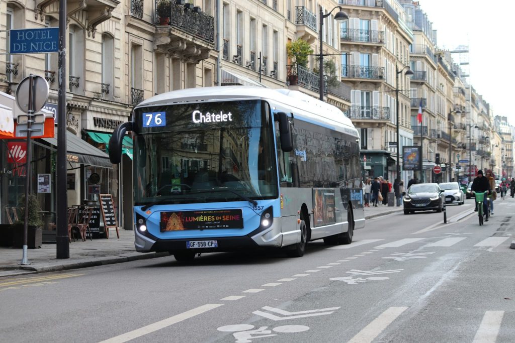 Bus de ville circulant dans une rue